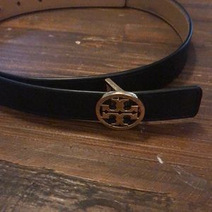 Tory Burch 1 inch reversible belt. Black and Tan L